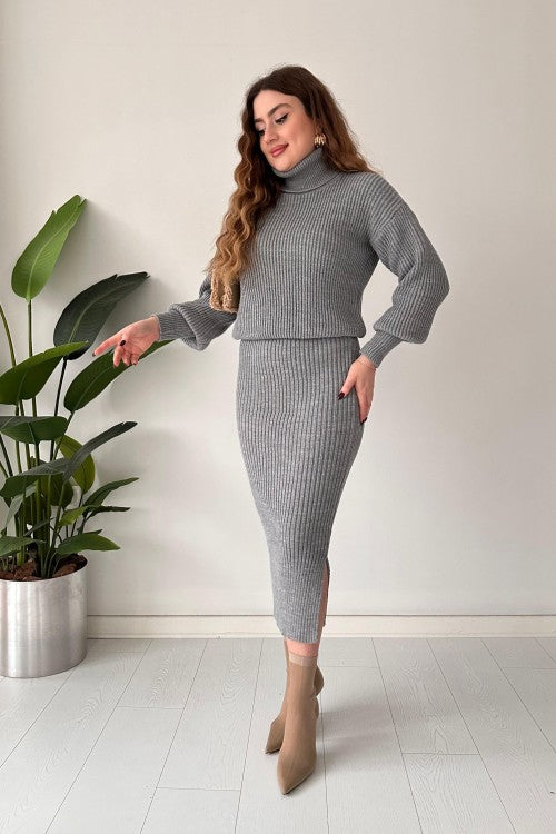 Ensemble pull-jupe à col roulé gris