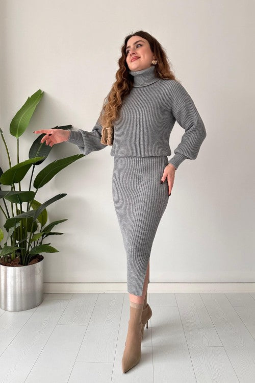 Ensemble pull-jupe à col roulé gris
