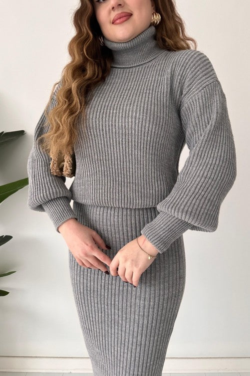 Ensemble pull-jupe à col roulé gris