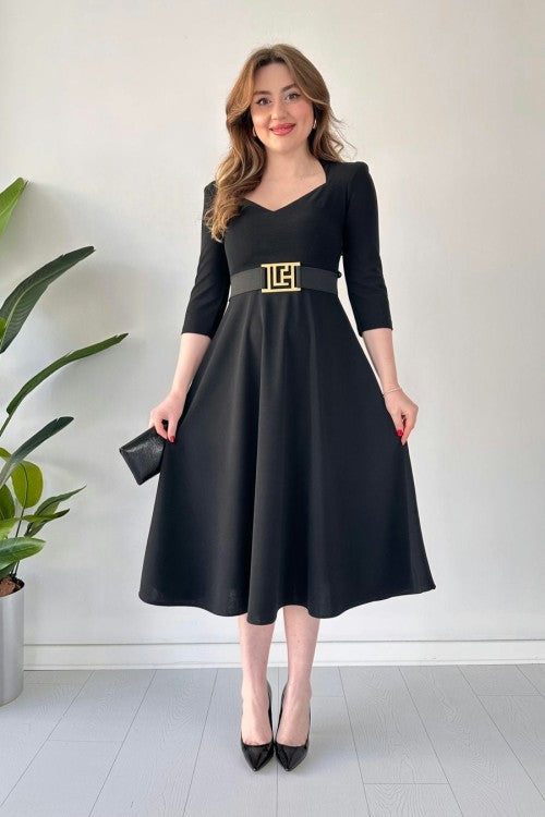 Robe en crêpe noire à col pentagonal et ceinture
