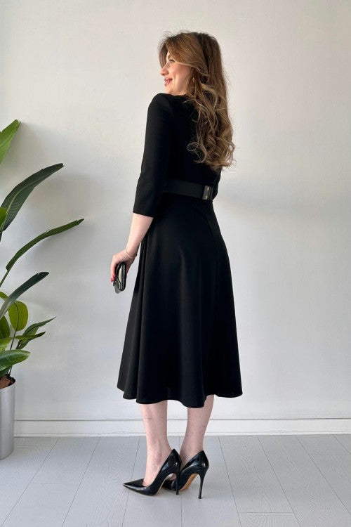 Robe en crêpe noire à col pentagonal et ceinture