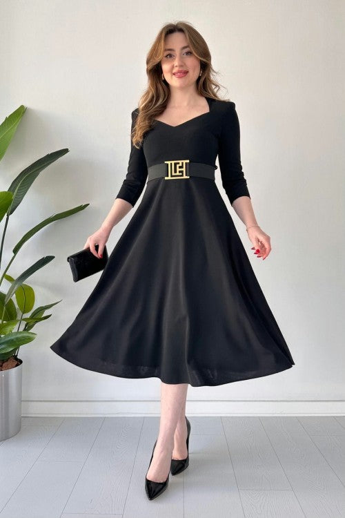 Robe en crêpe noire à col pentagonal et ceinture