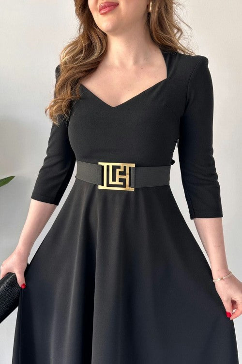 Robe en crêpe noire à col pentagonal et ceinture