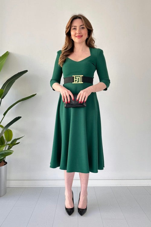 Robe en crêpe à col pentagonal et ceinture verte