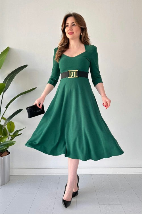 Robe en crêpe à col pentagonal et ceinture verte