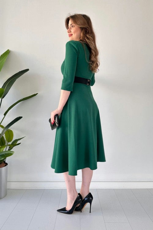 Robe en crêpe à col pentagonal et ceinture verte