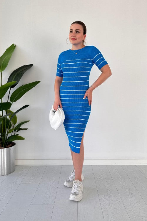 Robe en tricot rayée bleue