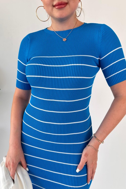 Robe en tricot rayée bleue