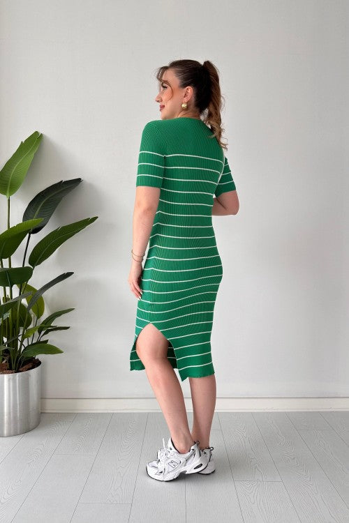 Robe en tricot rayée verte
