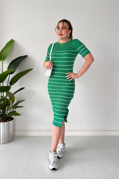 Robe en tricot rayée verte