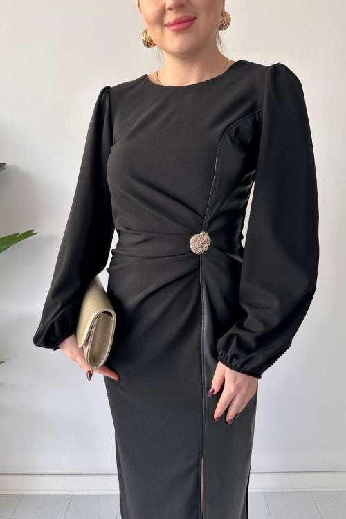 Robe en crêpe avec détails en cuir noir