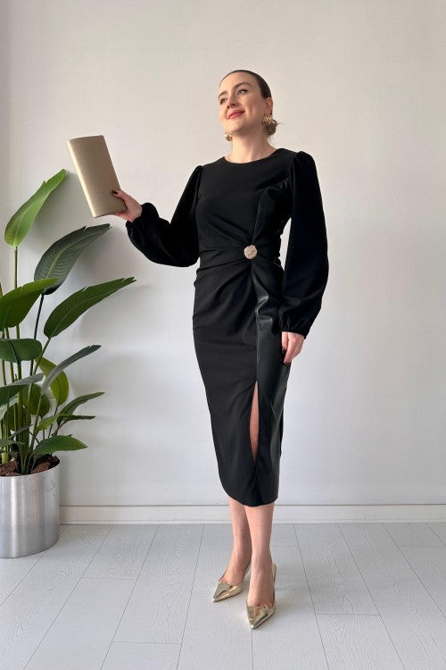 Robe en crêpe avec détails en cuir noir