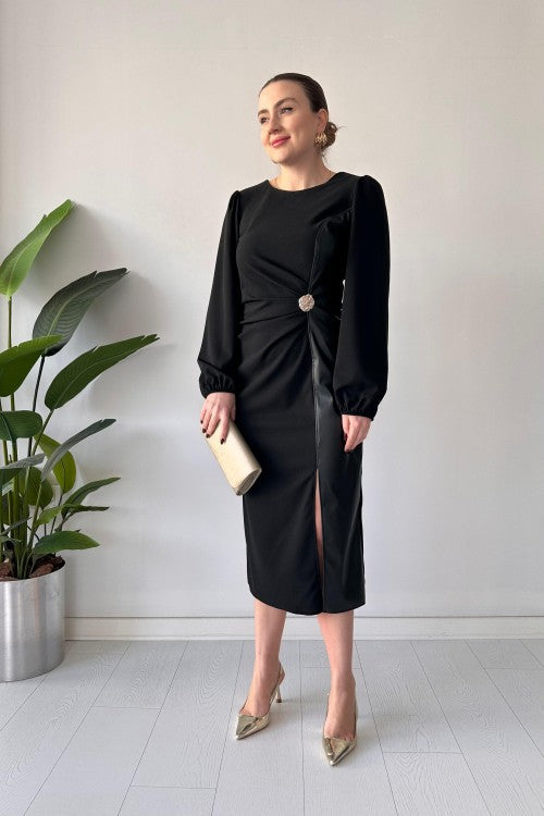 Robe en crêpe avec détails en cuir noir