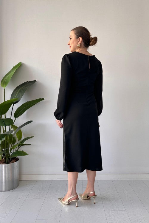 Robe en crêpe avec détails en cuir noir