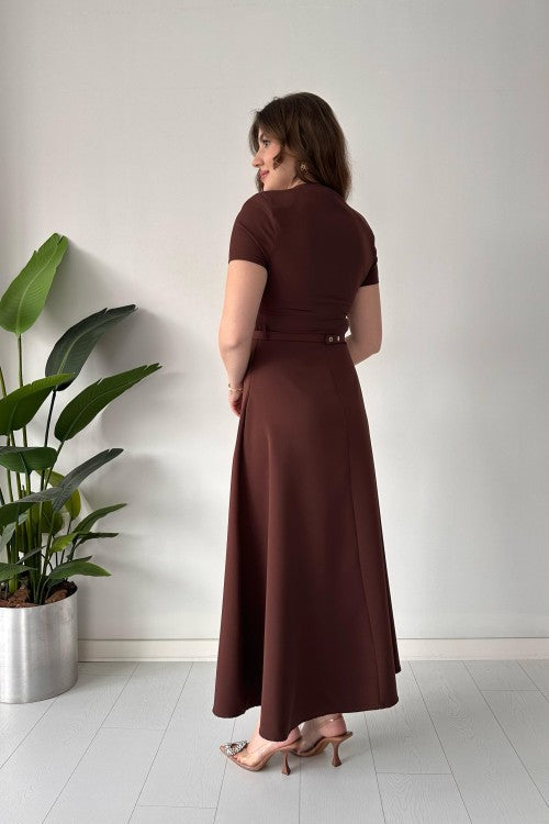Robe unie ceinturée marron