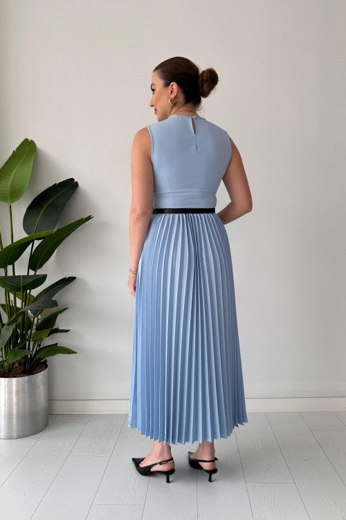 Robe sans manches à jupe plissée bleu bébé