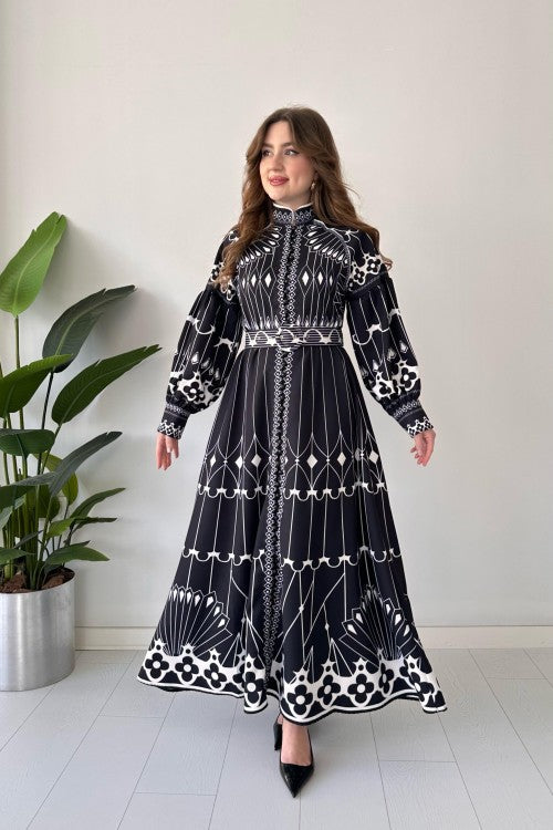 Robe noire à motif ethnique