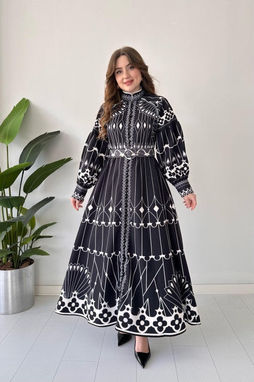 Robe noire à motif ethnique