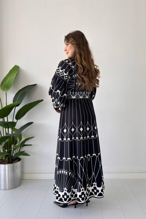 Robe noire à motif ethnique