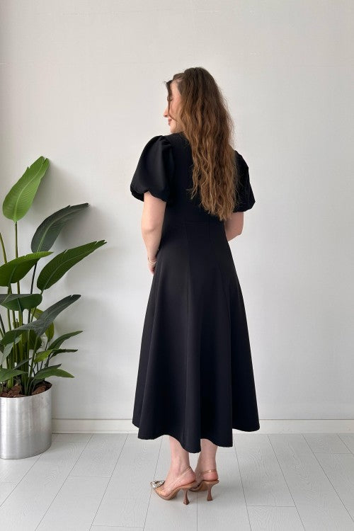 Robe en crêpe noire avec broche et nœud