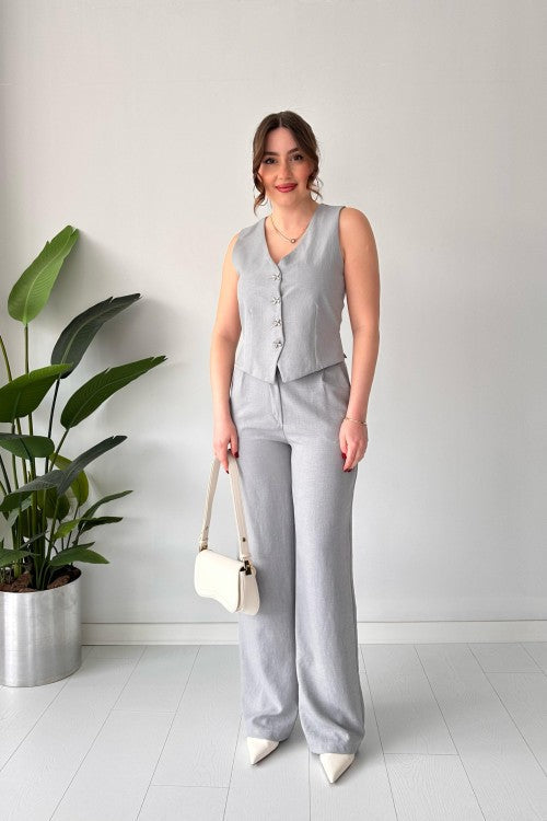 Costume deux pièces gris boutonné avec nœud