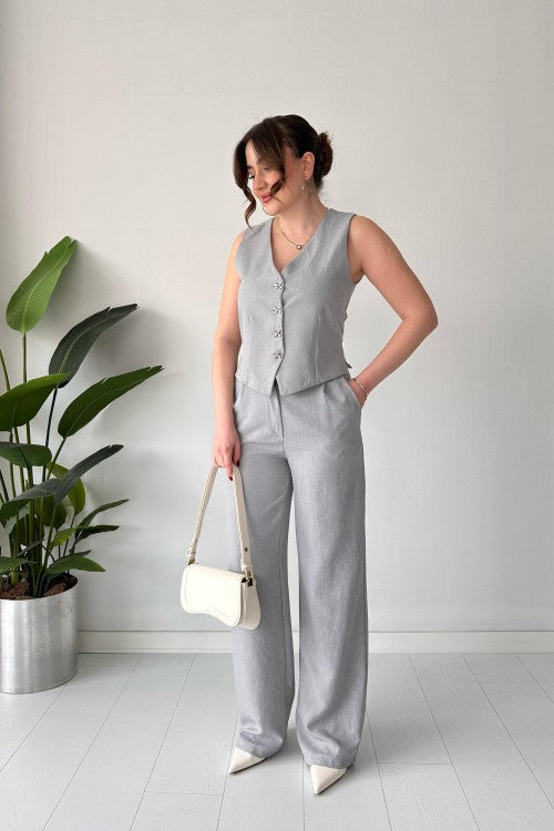Costume deux pièces gris boutonné avec nœud