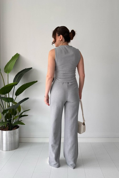 Costume deux pièces gris boutonné avec nœud
