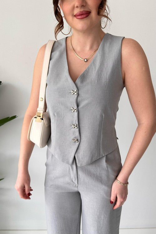 Costume deux pièces gris boutonné avec nœud
