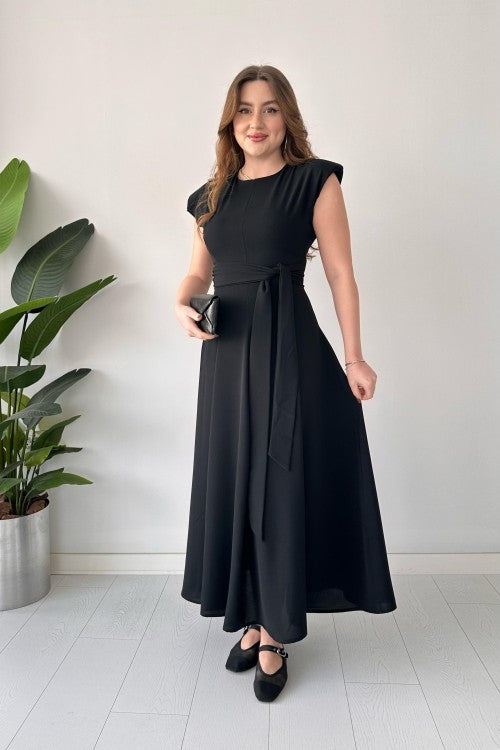 Robe large à ceinture noire