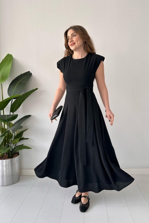 Robe large à ceinture noire