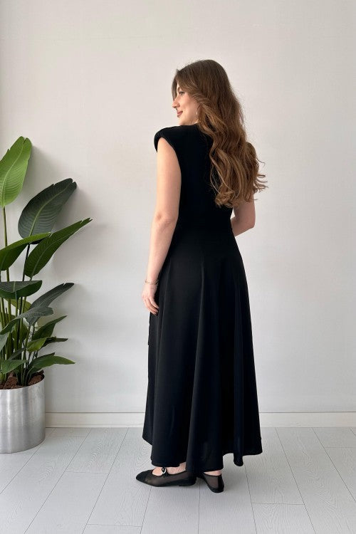Robe large à ceinture noire