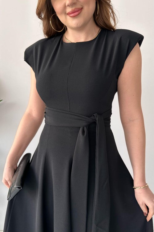 Robe large à ceinture noire