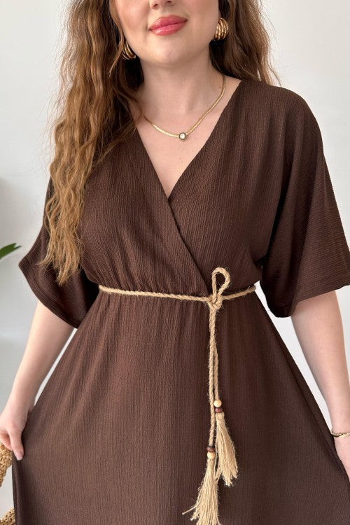 Robe en seersucker avec ceinture en paille marron