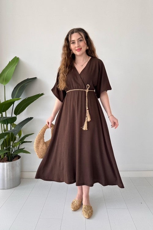 Robe en seersucker avec ceinture en paille marron