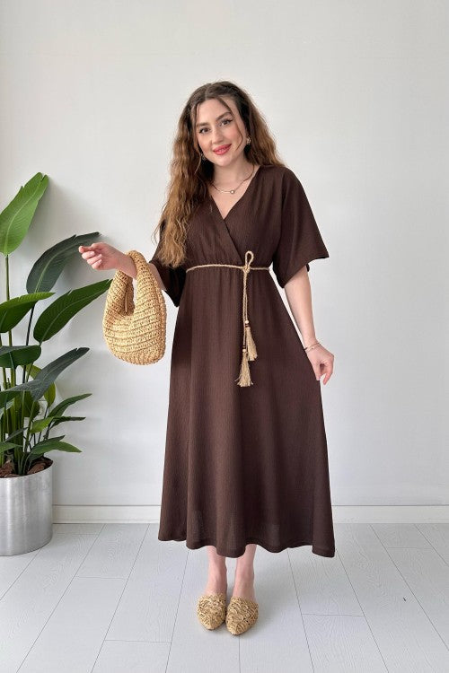 Robe en seersucker avec ceinture en paille marron