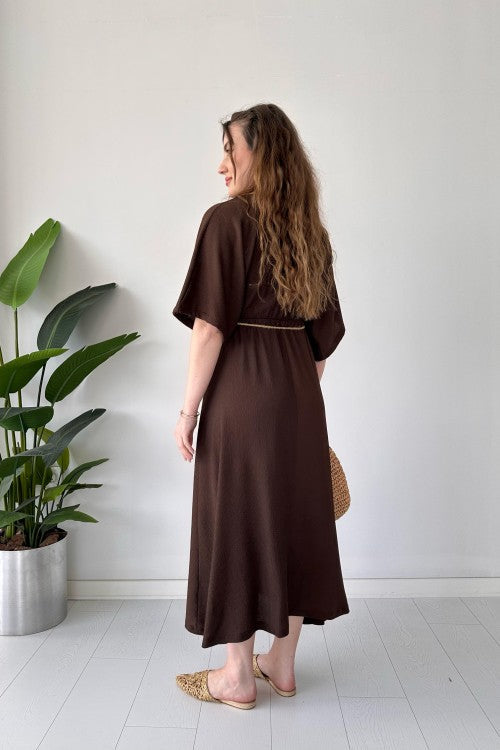 Robe en seersucker avec ceinture en paille marron