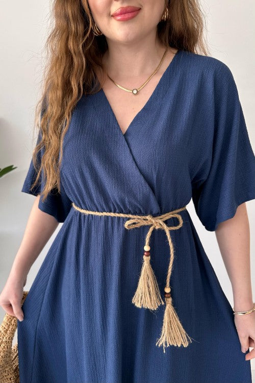 Robe en seersucker avec ceinture en paille bleu marine