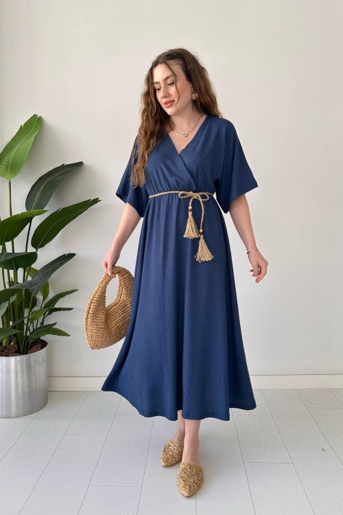 Robe en seersucker avec ceinture en paille bleu marine