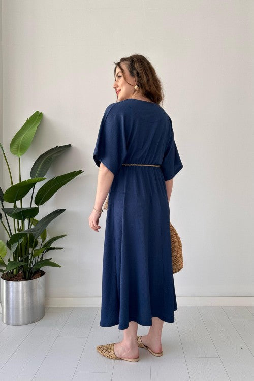 Robe en seersucker avec ceinture en paille bleu marine