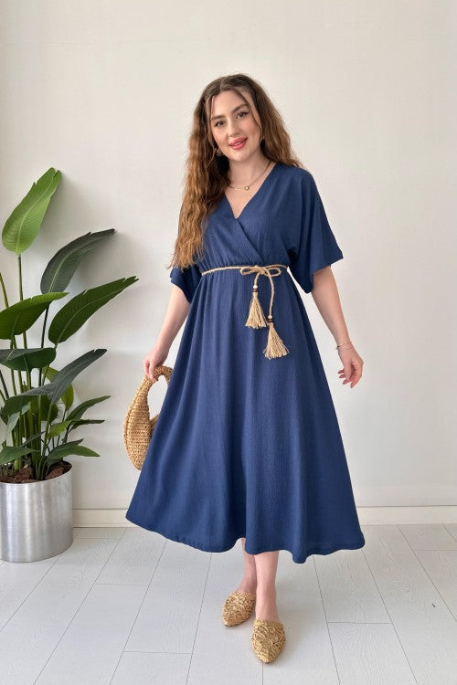 Robe en seersucker avec ceinture en paille bleu marine