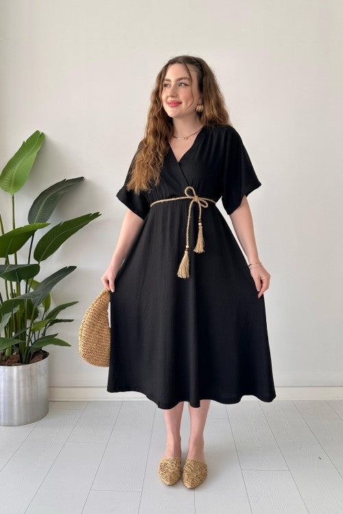 Robe en seersucker avec ceinture en paille noire