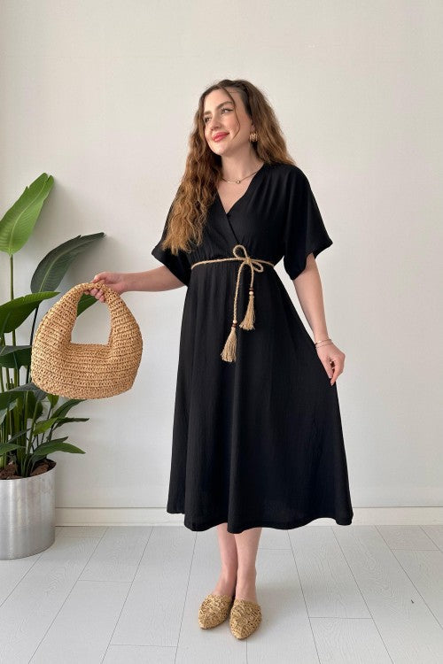 Robe en seersucker avec ceinture en paille noire