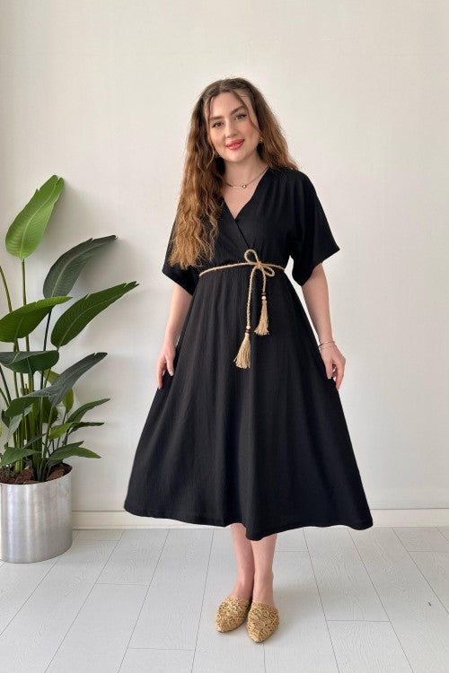 Robe en seersucker avec ceinture en paille noire