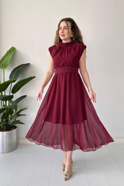 Robe en mousseline scintillante avec ceinture bordeaux