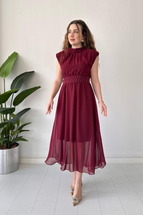 Robe en mousseline scintillante avec ceinture bordeaux