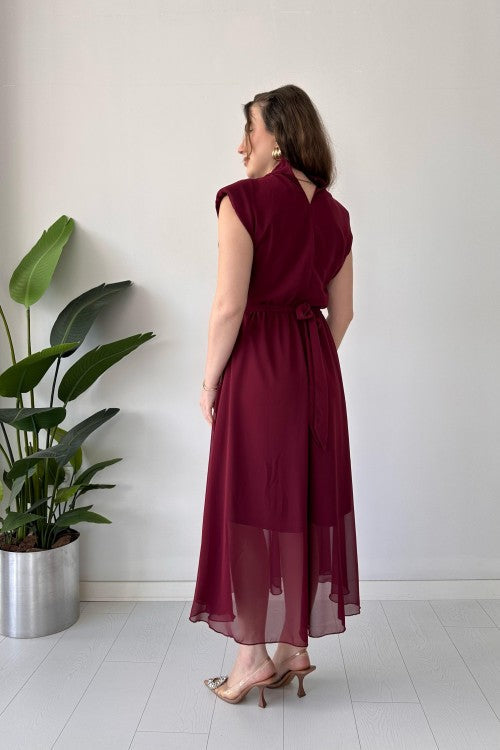 Robe en mousseline scintillante avec ceinture bordeaux
