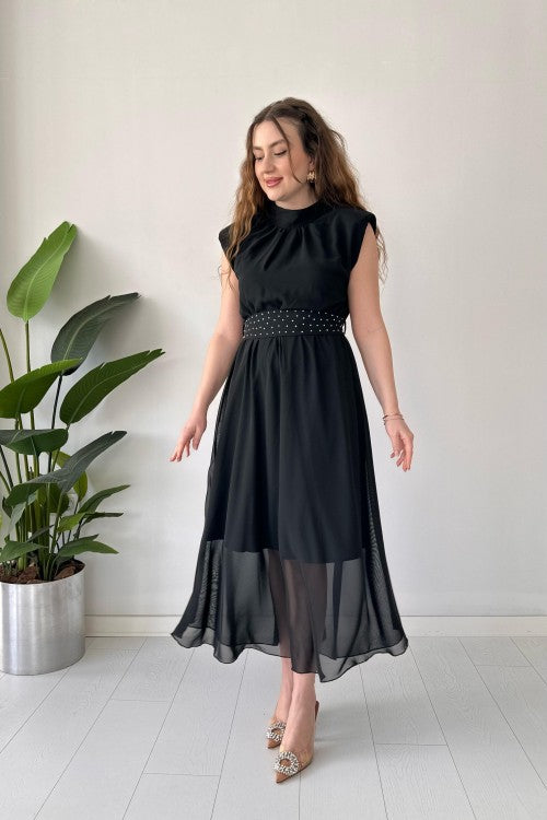 Robe en mousseline de soie noire à ceinture scintillante