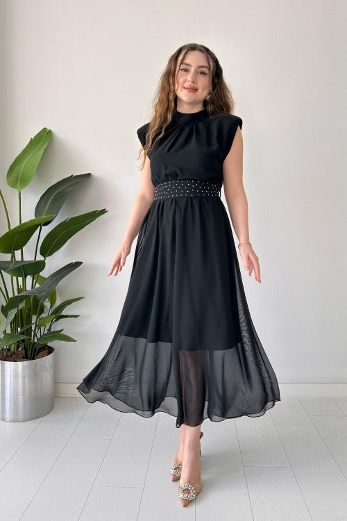 Robe en mousseline de soie noire à ceinture scintillante