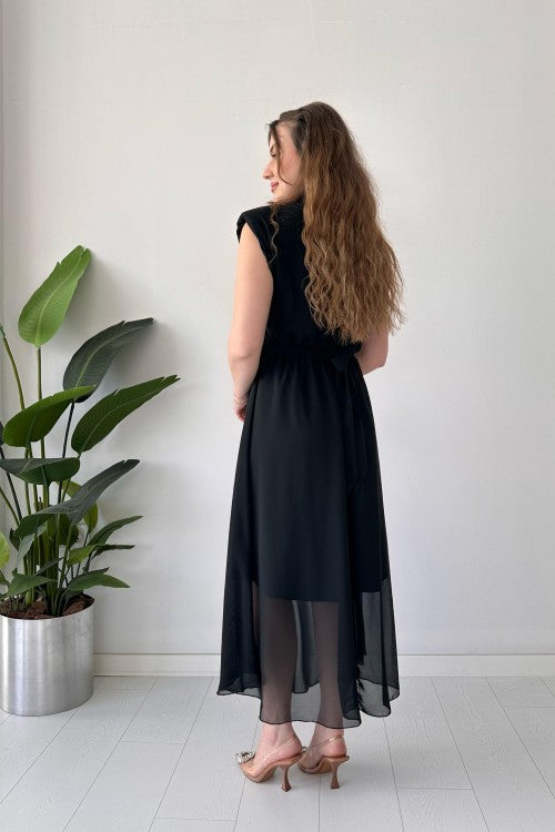 Robe en mousseline de soie noire à ceinture scintillante