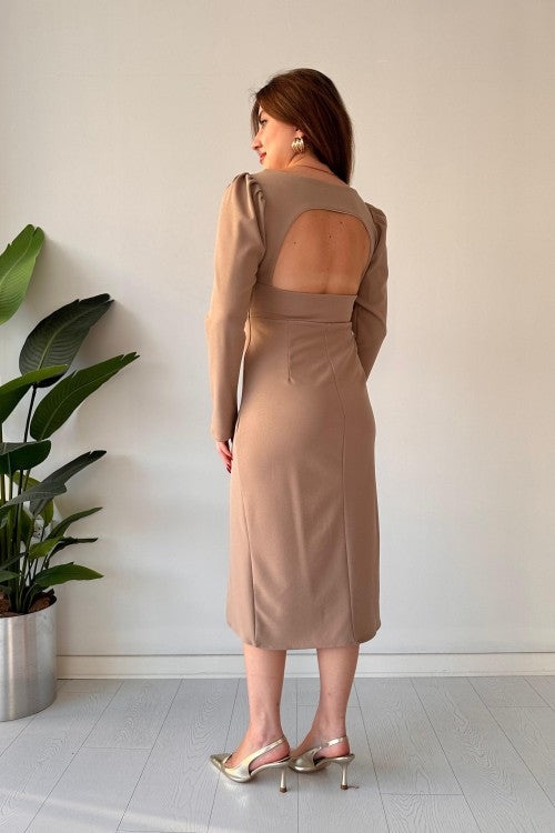 Robe en crêpe dos nu à col carré beige